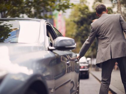 Homem a entrar num carro