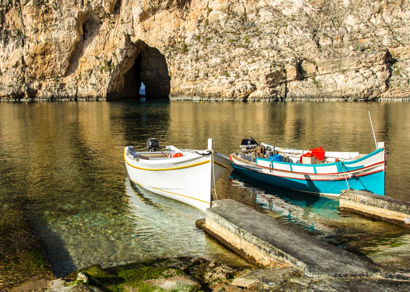 Barcos no Mar de Gozo em Malta