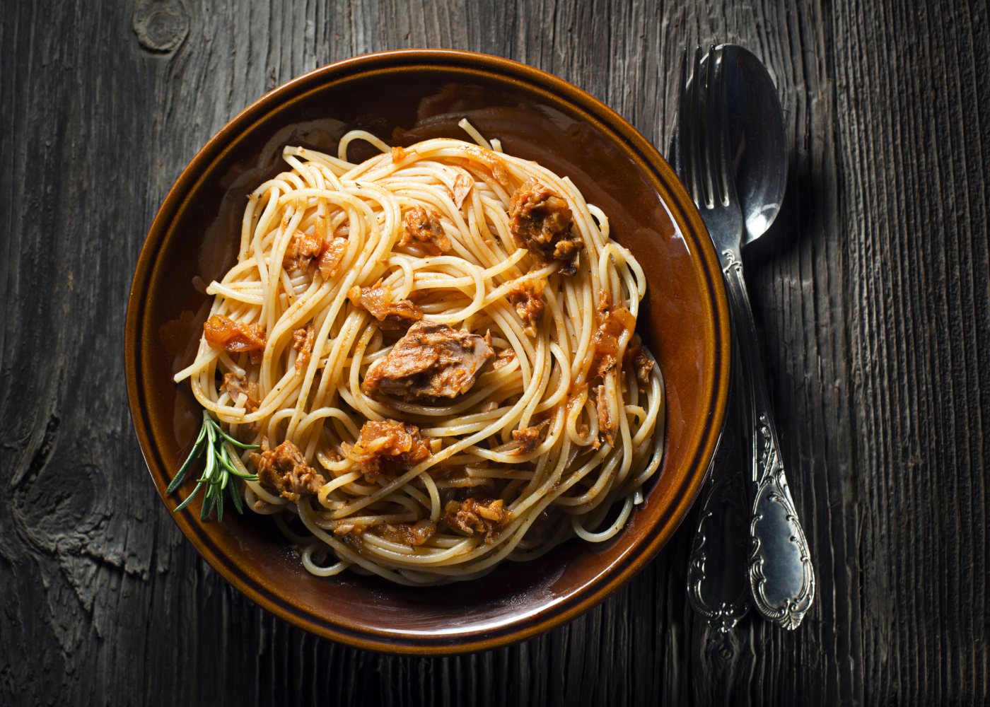 Massa de atum com molho de tomate