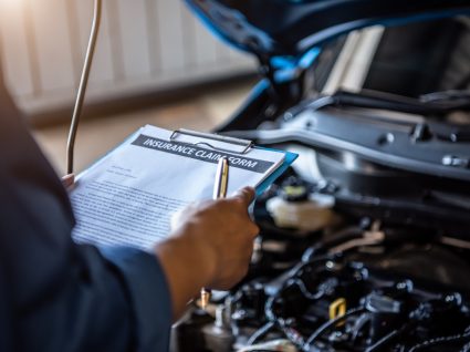 mecânico a analisar carro para evitar multa por falta de inspeção automóvel