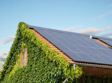 telhado de casa com painéis solares