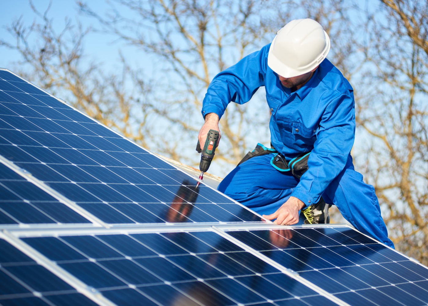 homem a instalar painéis solares