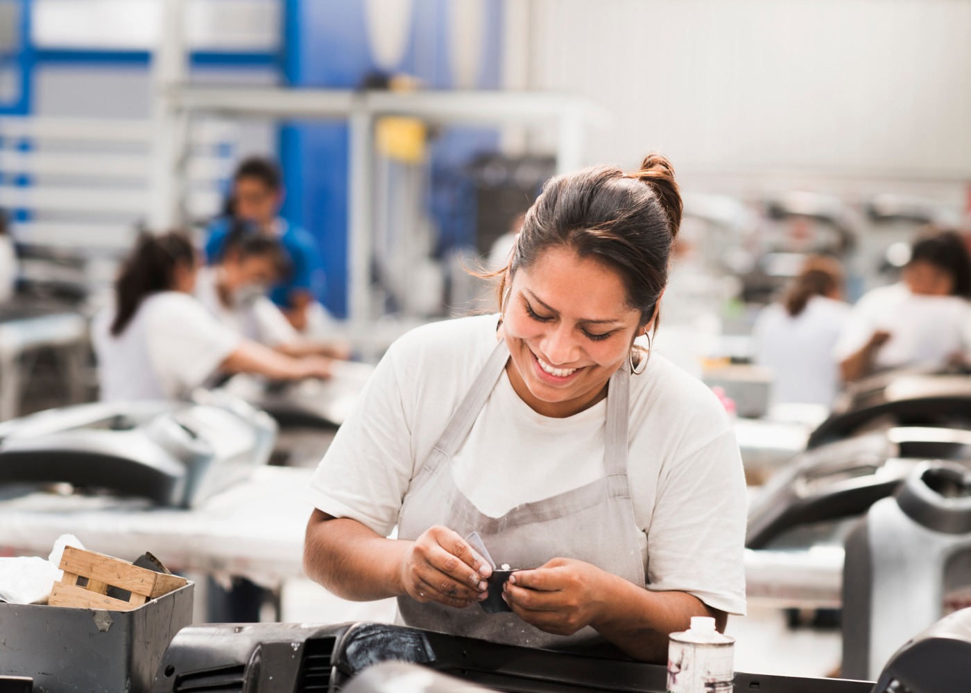 funcionária de fábrica feliz a trabalhar