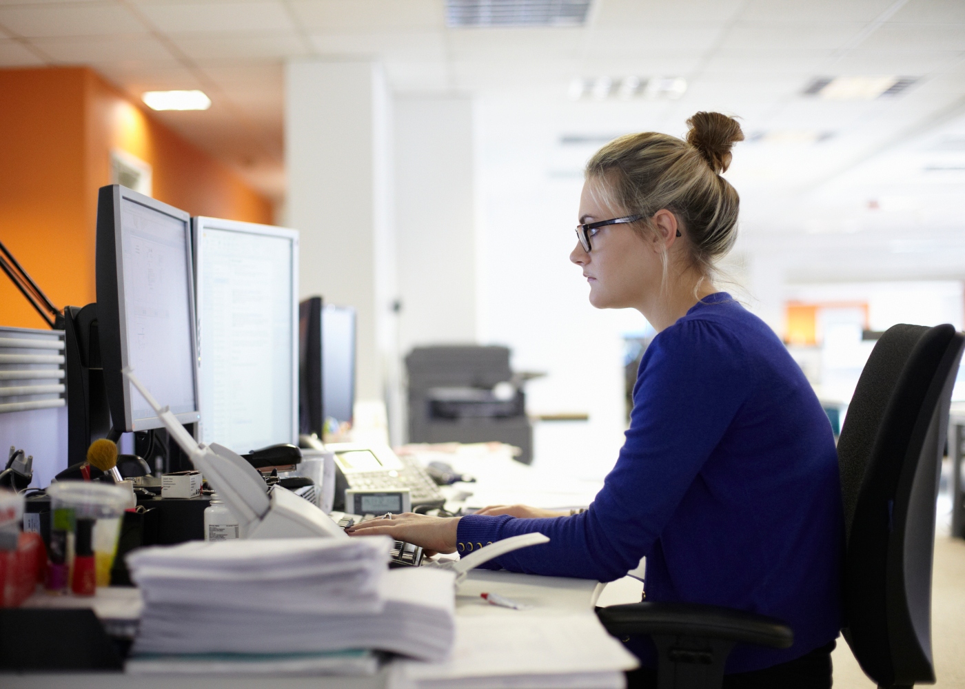 mulher a trabalhar ao computador