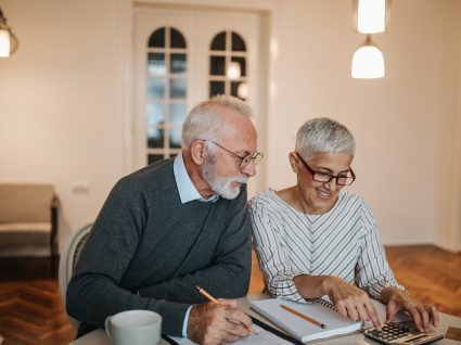 casal a calcular o aumento no valor das pensões