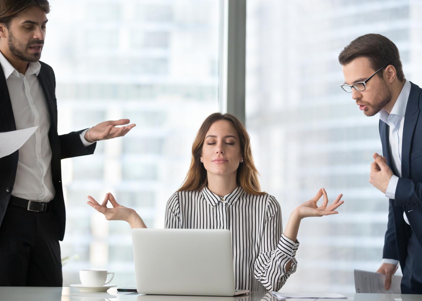 Mulher a meditar no local de trabalho