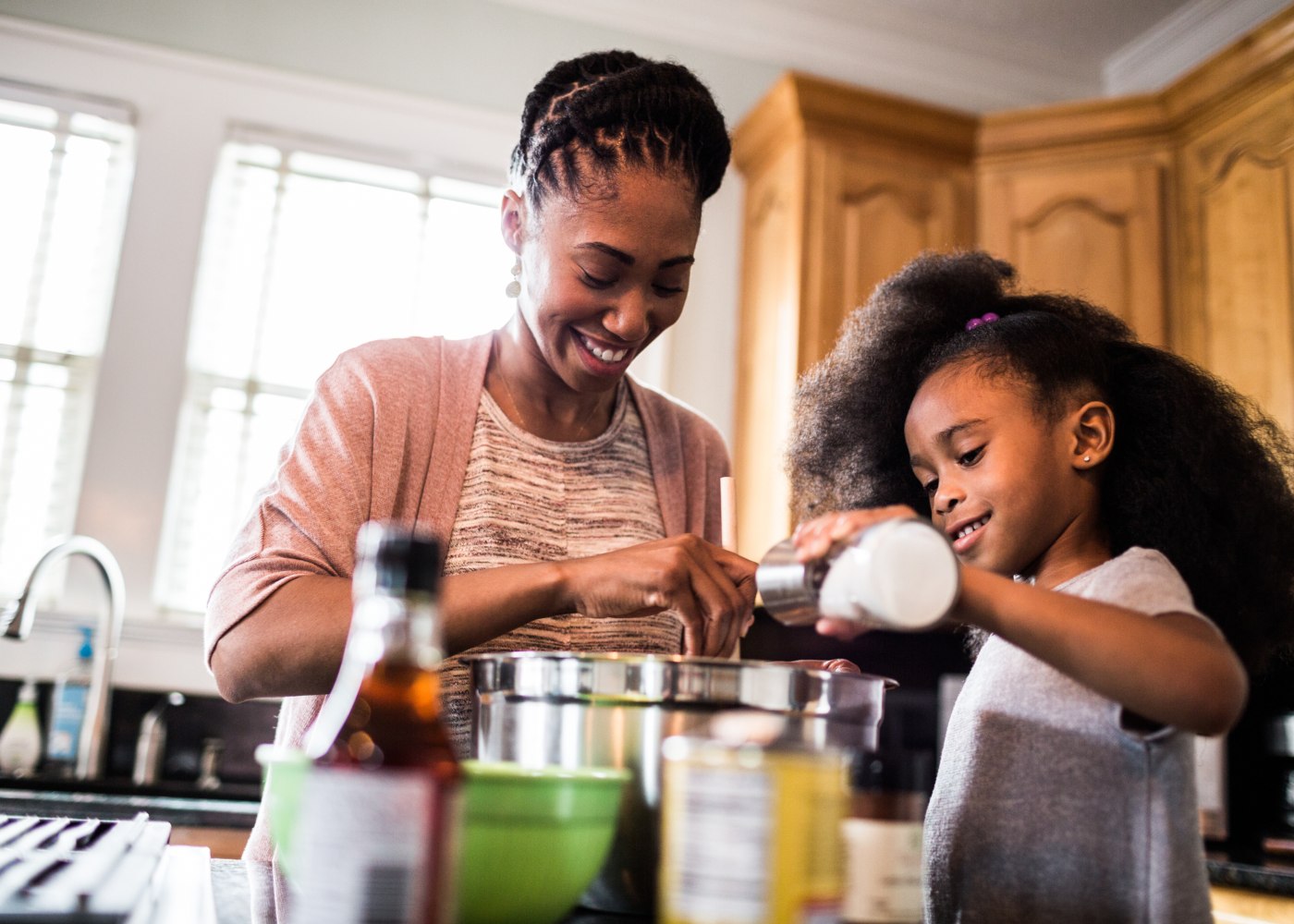 mãe e filha a cozinharem juntas