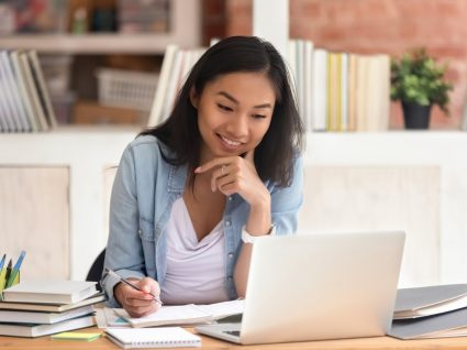 mulher a fazer um curso online