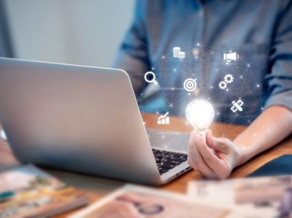 homem a trabalhar no computador num projeto sustentável