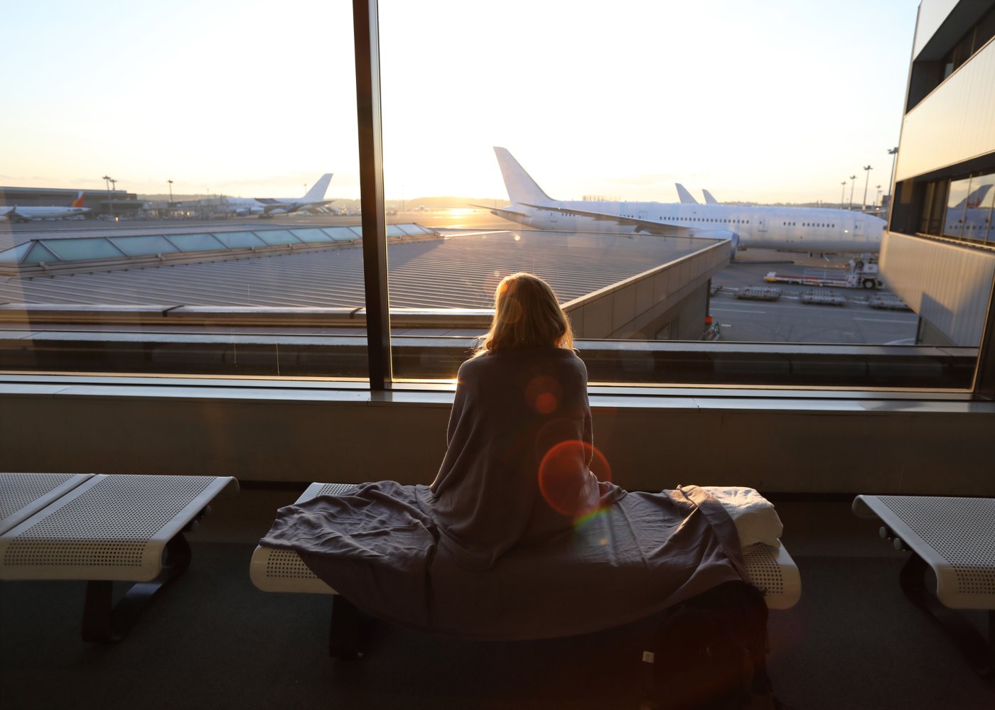 mulher a espera no aeroporto