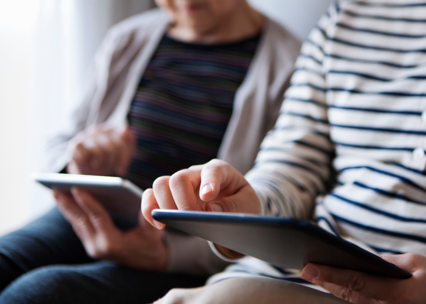 Casal a analisar o pacote de medidas aprovados pelo Governo para o Estado de Emergência