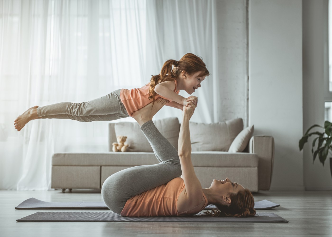 mãe e filha a fazer exercício físico em casa