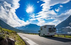 Autocaravana em direção à montanha