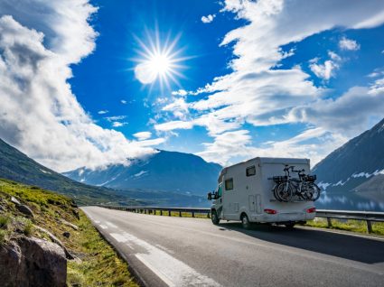 Autocaravana em direção à montanha