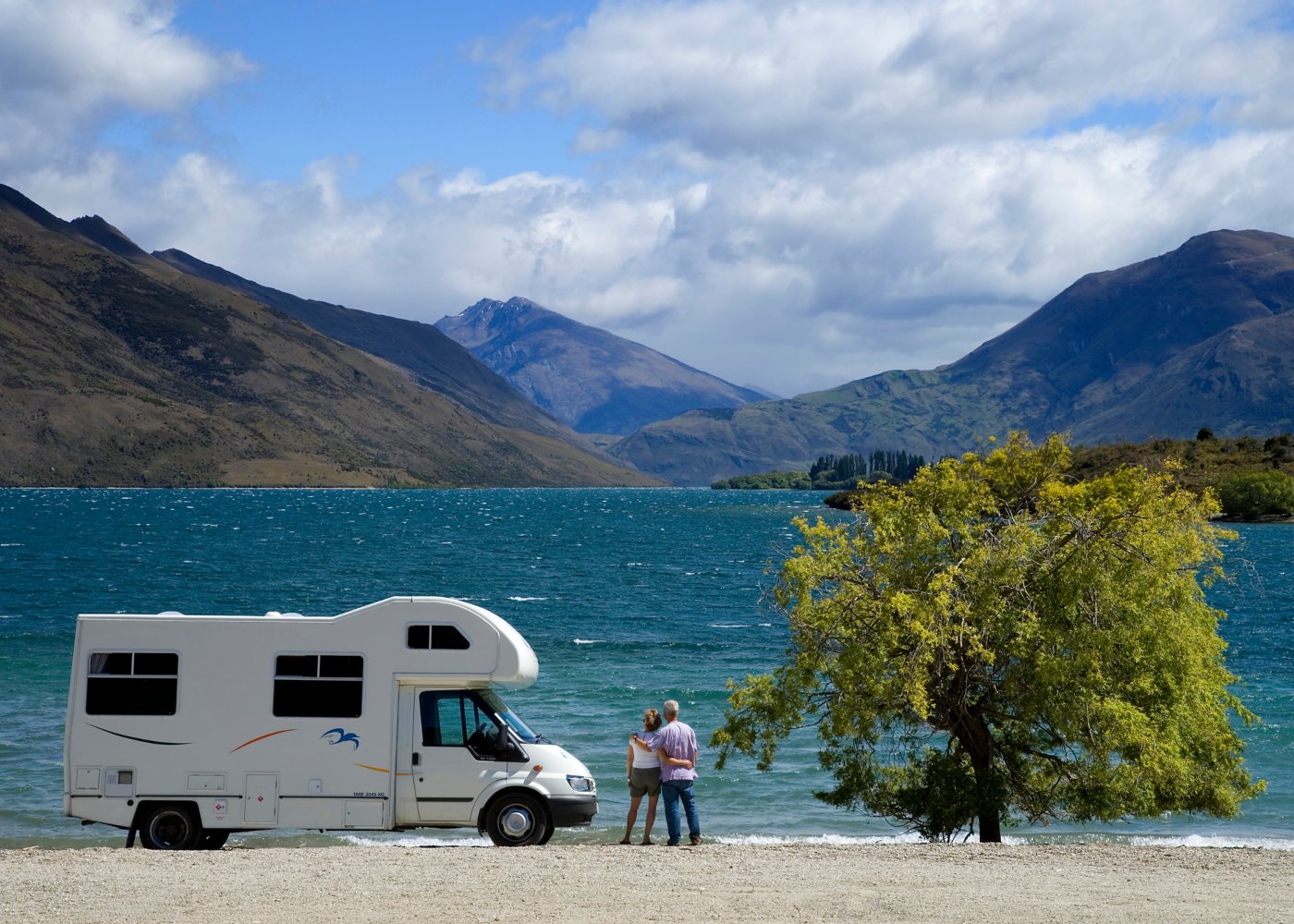 Autocaravana junto a um lago