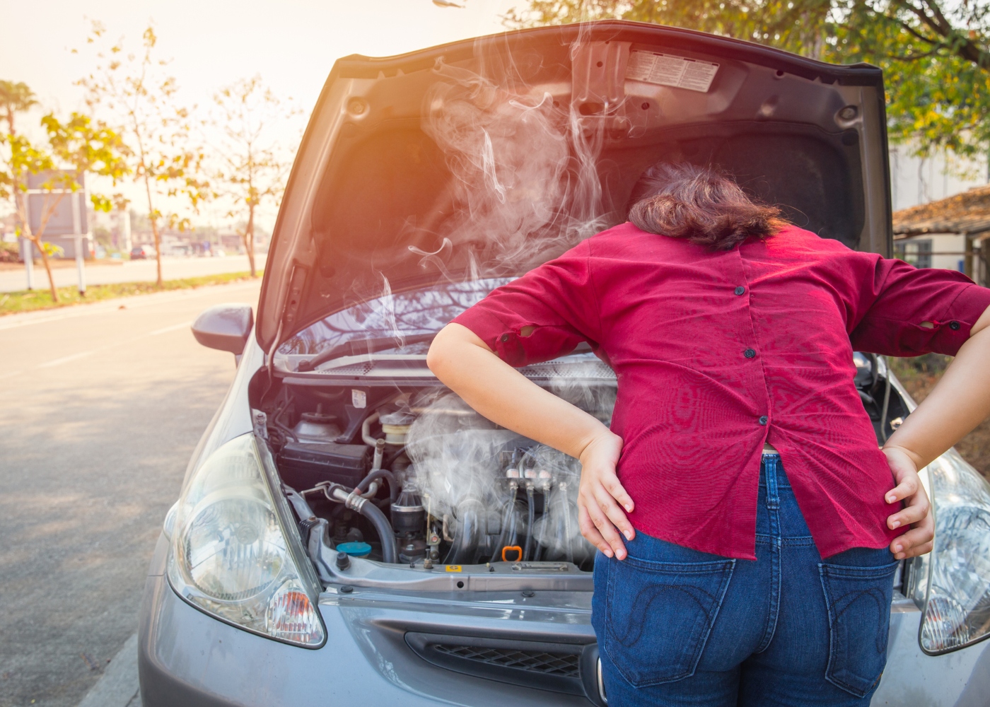 mulher a ver motor do carro em autocombustão