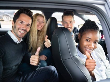 Amigos dentro de um carro