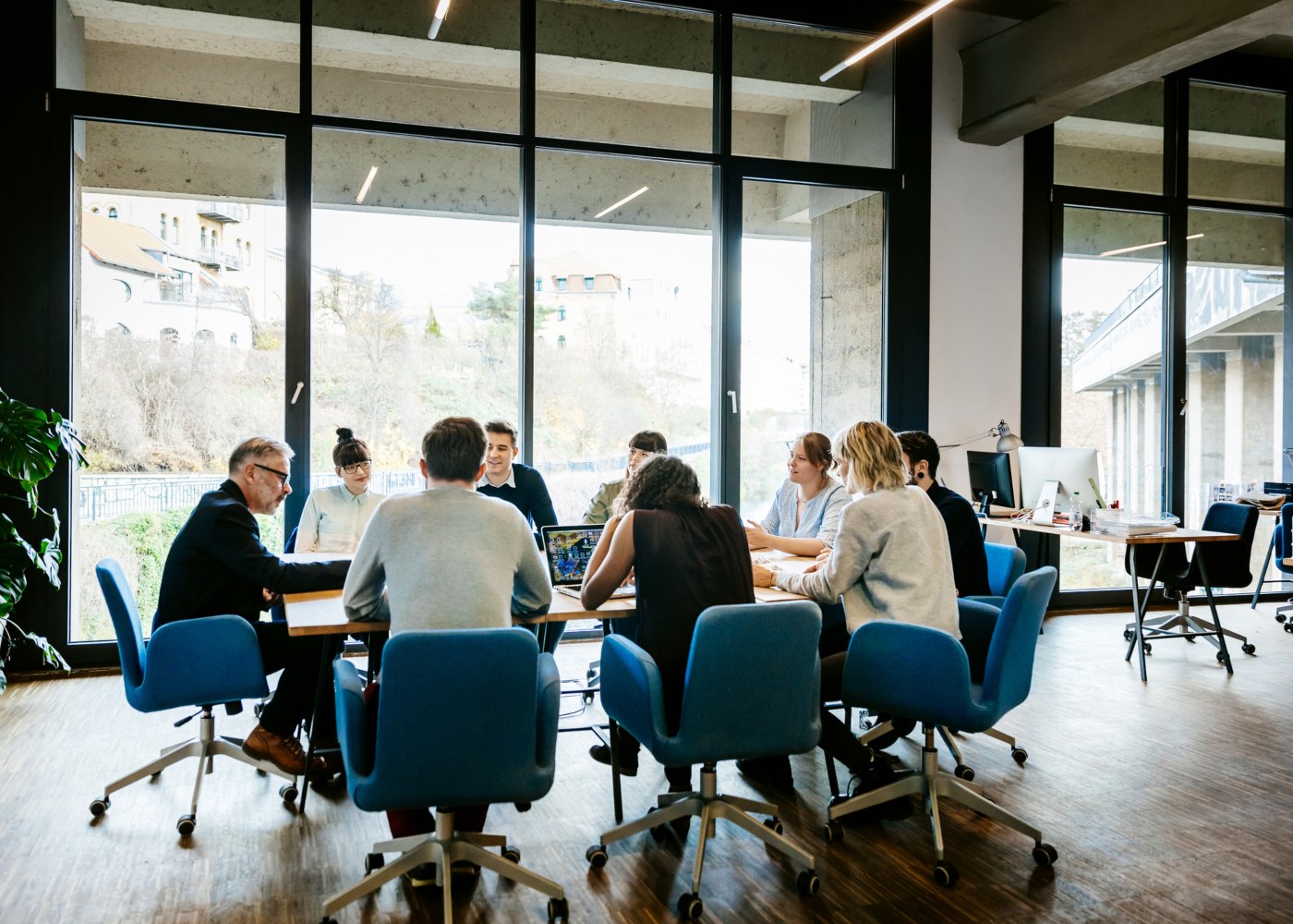 trabalhadores em reunião no escritório