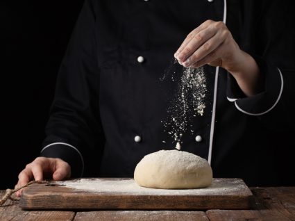 Homem a fazer pão em casa