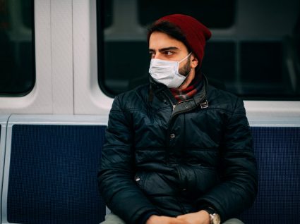 Homens de máscara no metro