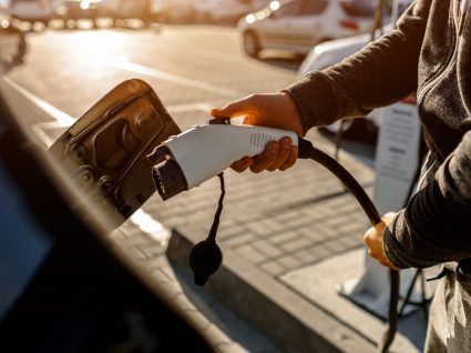 pessoa a carregar carro depois de usufruir dos incentivos à compra de carros elétricos