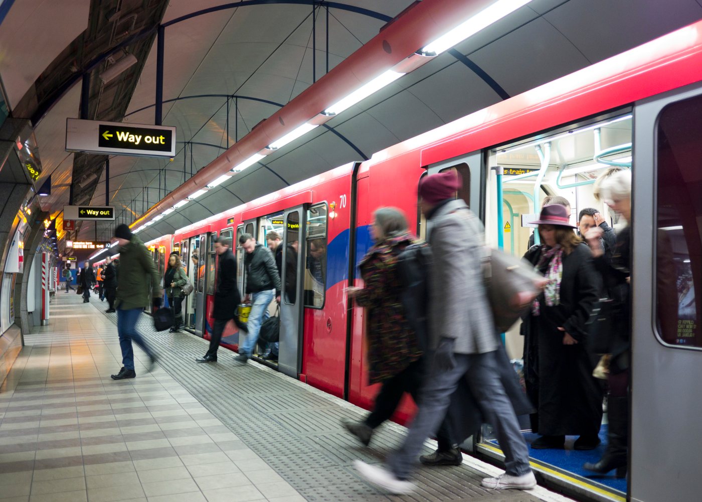 passageiros a sair do metro