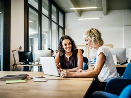 mulher a começar novo trabalho em processo de onboarding com colega