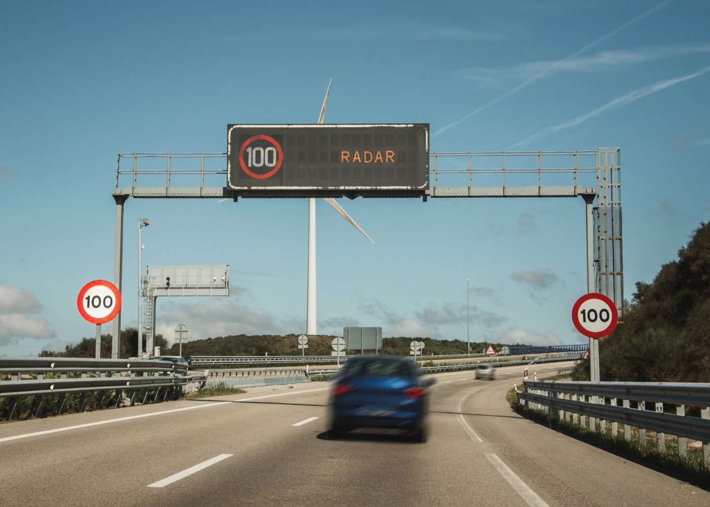 carro a passar por um Radar de velocidade