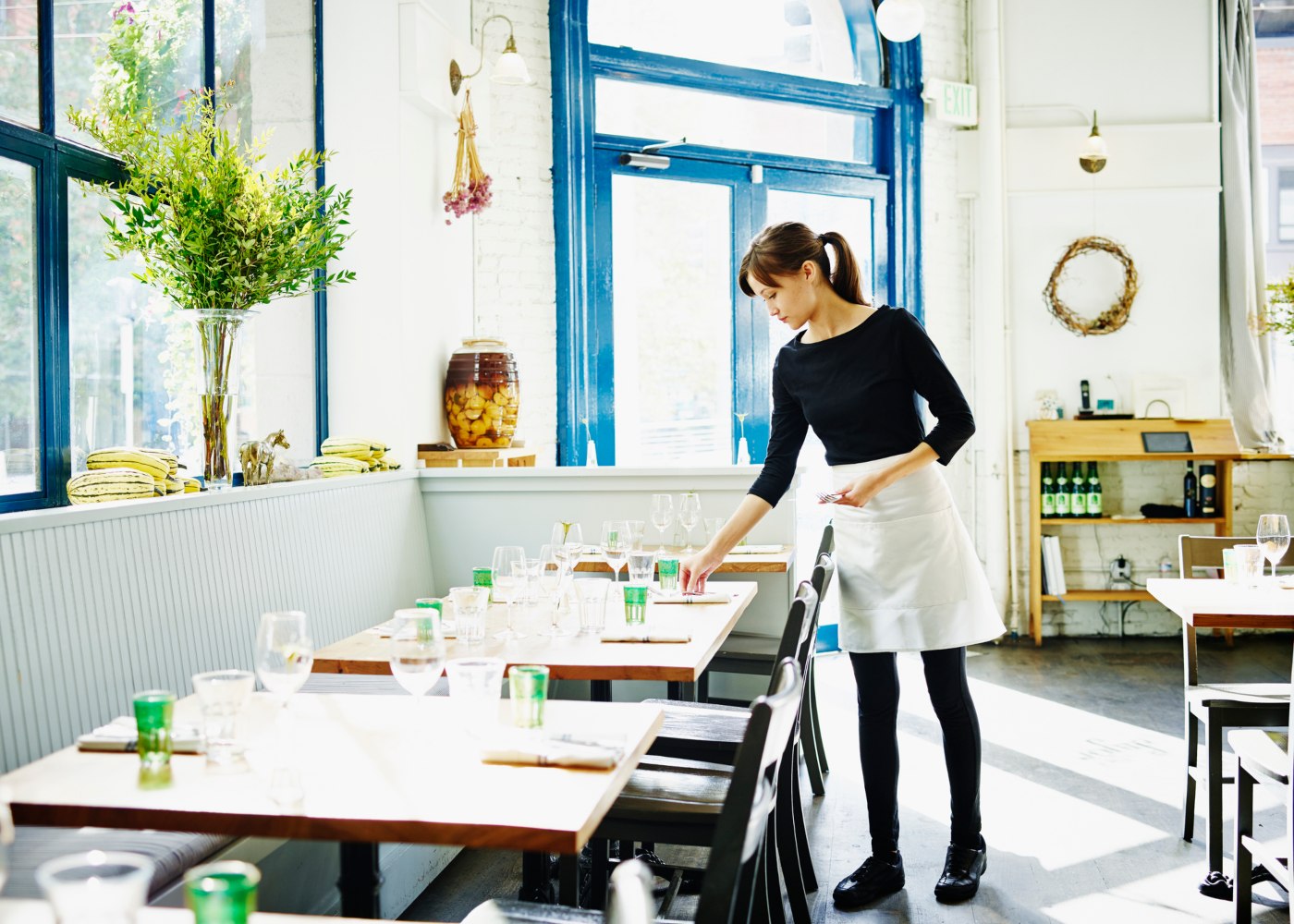 empregada de restaurante a trabalhar