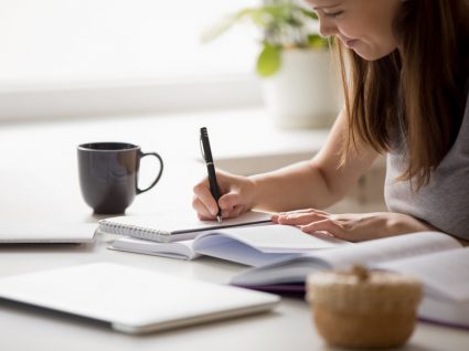 estudante a estudar para os exames de acesso ao ensino superior 2020/2021