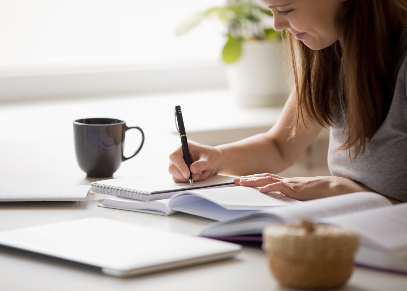 estudante a estudar para os exames de acesso ao ensino superior 2020/2021