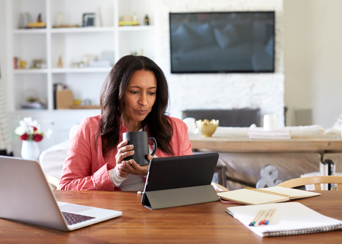 mulher a ter reunião via skype