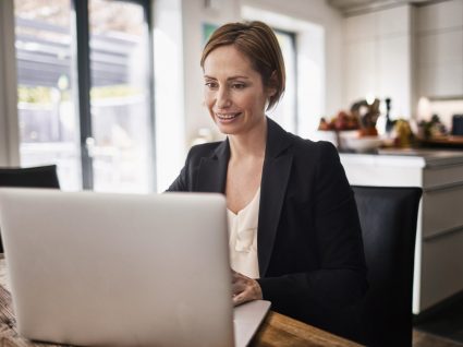 mulher a utilizar ferramentas para facilitar o teletrabalho