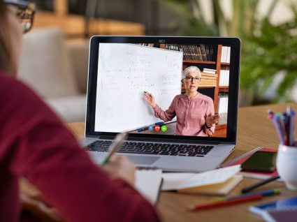 professora a dar aula através do google classroom