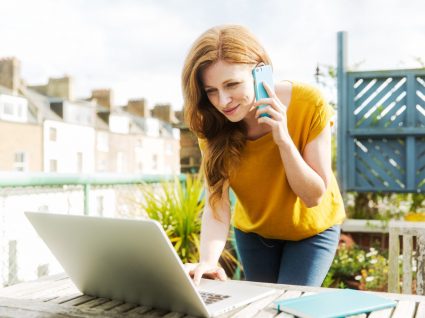 mulher em teletrabalho