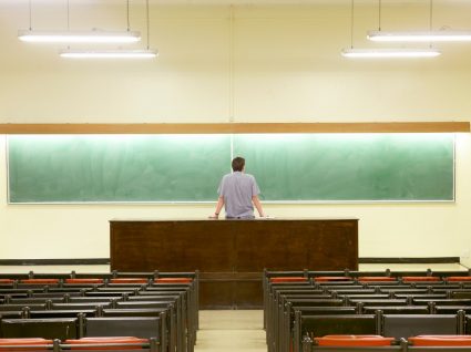 professor na sala de aulas no ensino superior vazia