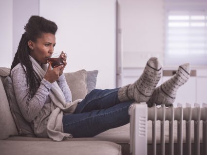 Mulher com calças para ficar em casa