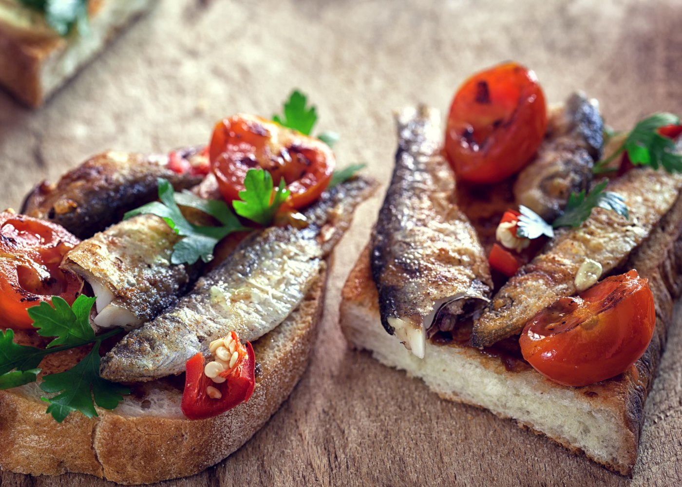 Chapata de sardinha, pesto e manjericão