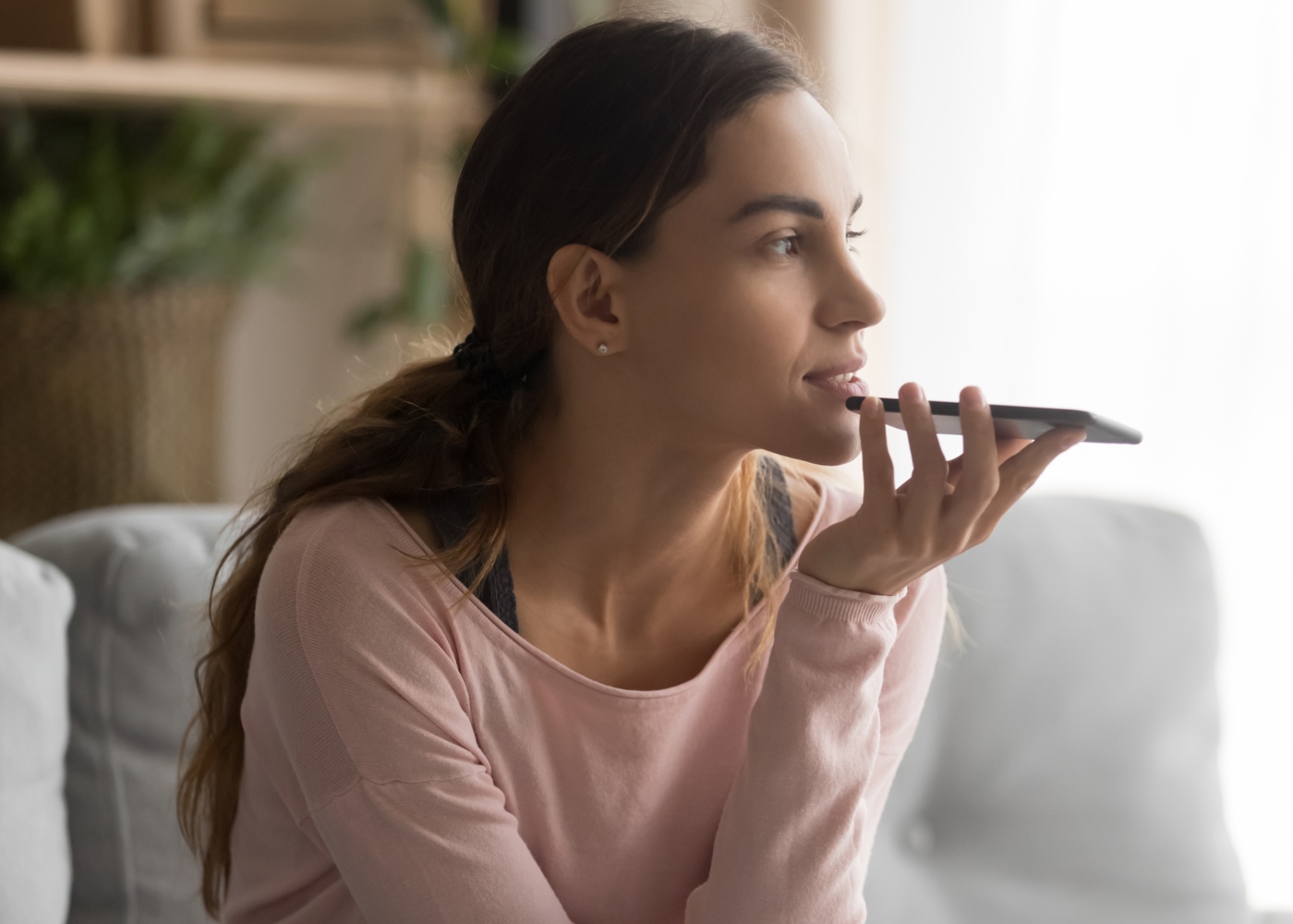 Mulher numa consulta de Psicologia da Multicare via telefone