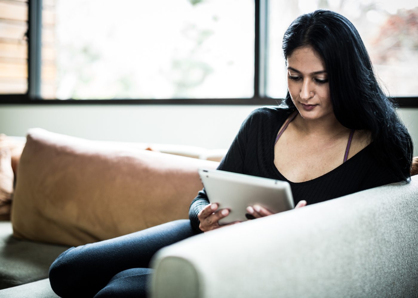 Mulher a fazer compras em lojas online