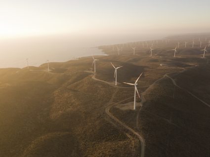 paisagem com geradores de energia eólica