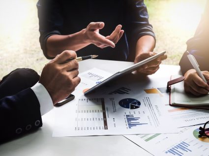 Inspetores do Trabalho a analisar despedimentos com CEO de uma empresa