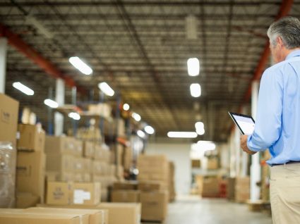 CEO de empresa de transporte de mercadorias a avaliar folha de stock