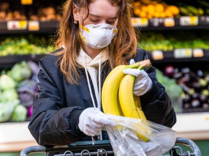 Mulher a usar máscara no supermercado