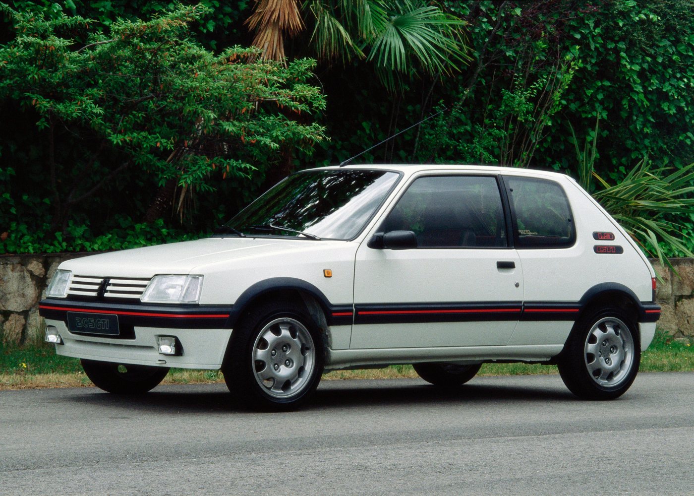 Peugeot 205, um dos mais conhecidos pocket rockets