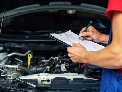 mecânico a fazer inspeção do carro