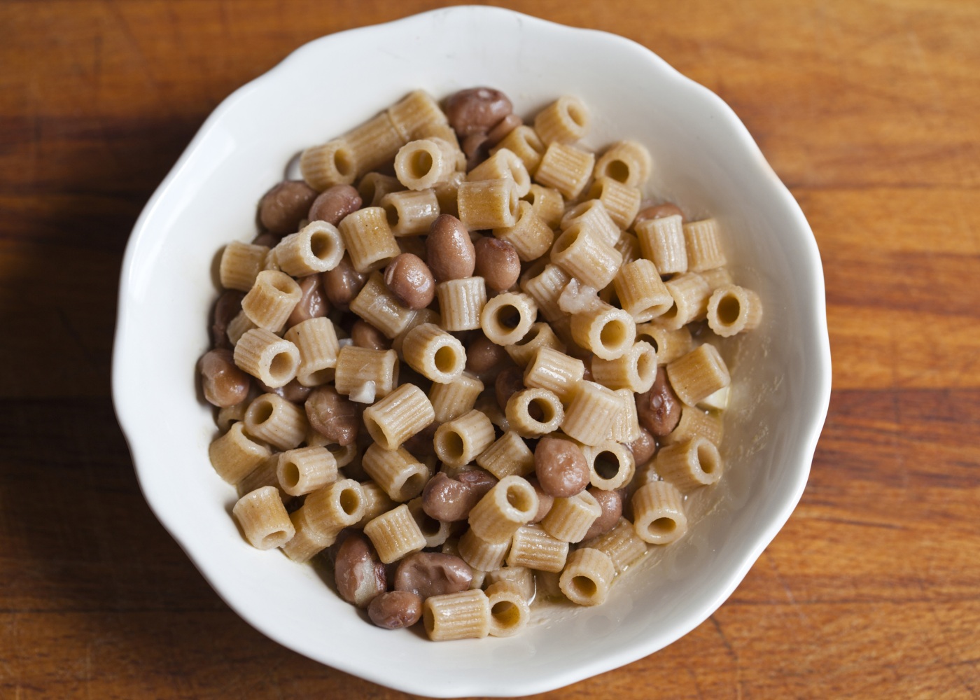 Salada de massa, feijão e brócolos