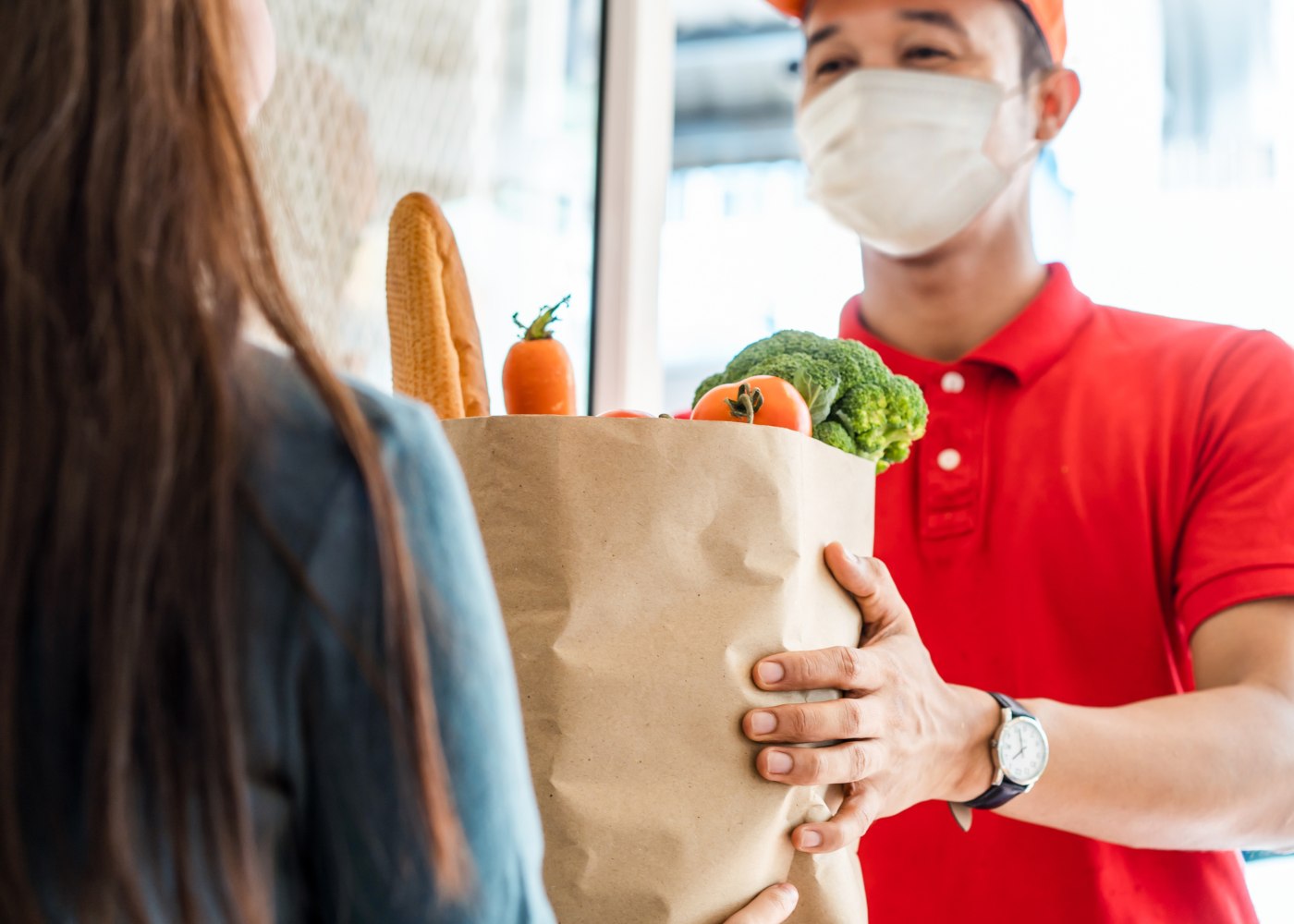 jovem a distribuir mercearia