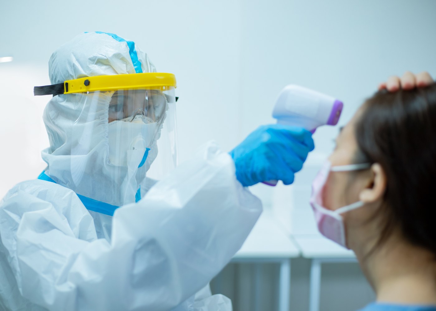 medição da temperatura no trabalho a trabalhadora