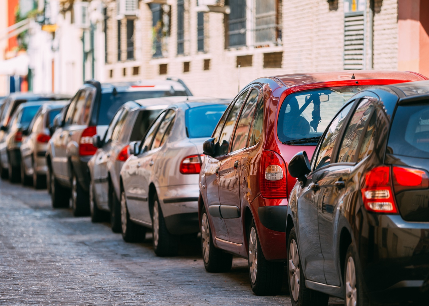 Carros estacionados em zona residencial